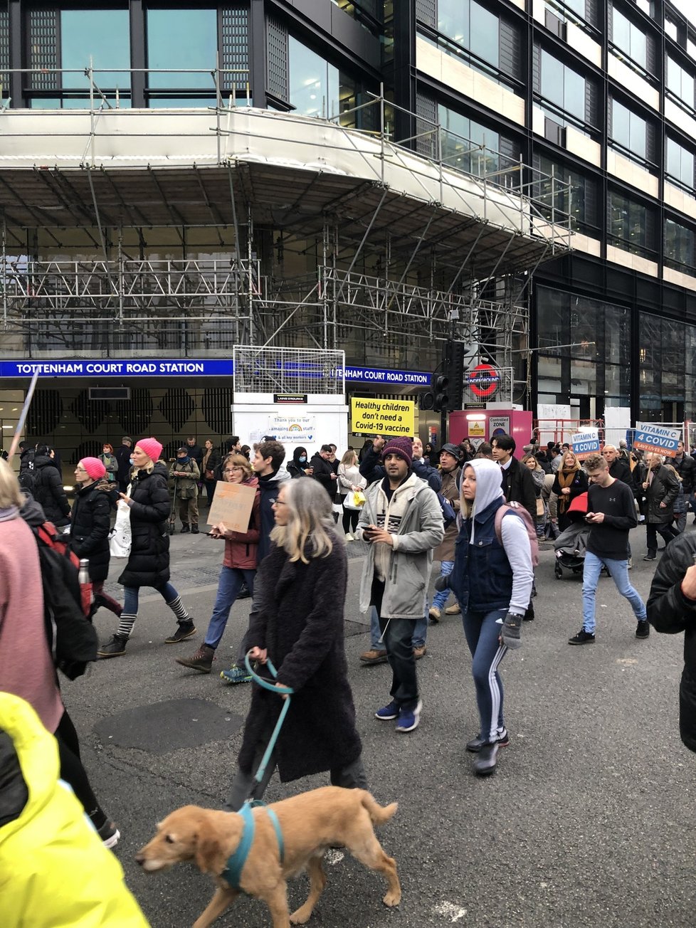 Demonstrace odpůrců protikoronavirových restrikcí a zejména povinného očkování.