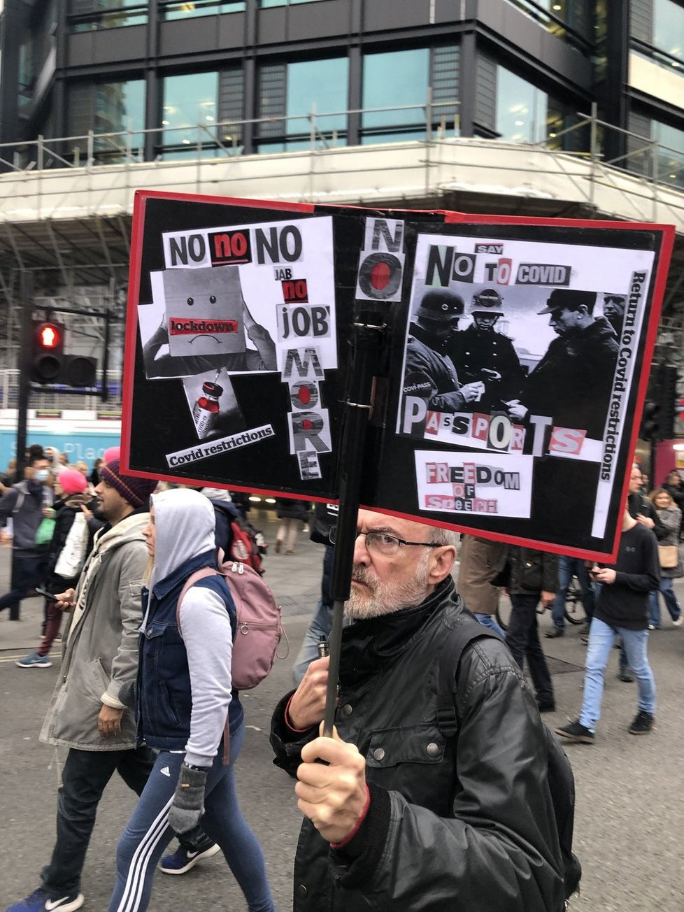 Demonstrace odpůrců protikoronavirových restrikcí a zejména povinného očkování.