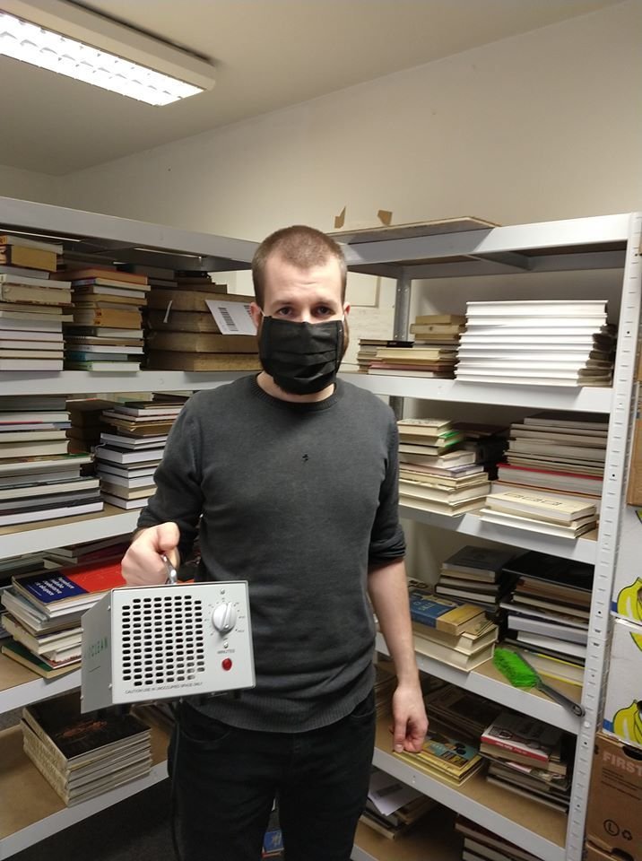 Přístroj, který pomocí ozonu dezinfikuje vykoupené knihy