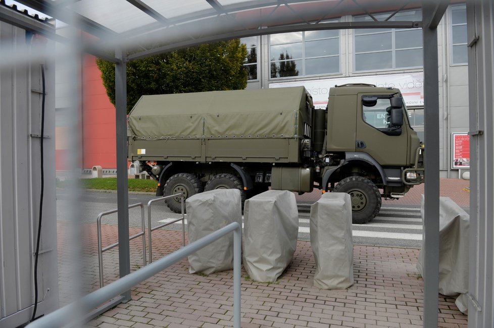 Na výstaviště v Praze-Letňanech přijel 19. října 2020 hlavní konvoj vojenských vozidel z Hradce Králové s vybavením pro výstavbu polní nemocnice.