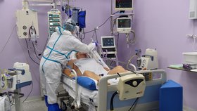 Oddělení anesteziologie a resuscitace (ARO) v Kroměřížské nemocnici, kde se zdravotníci starají o pacienty s nemocí covid-19 (prosinec 2021)