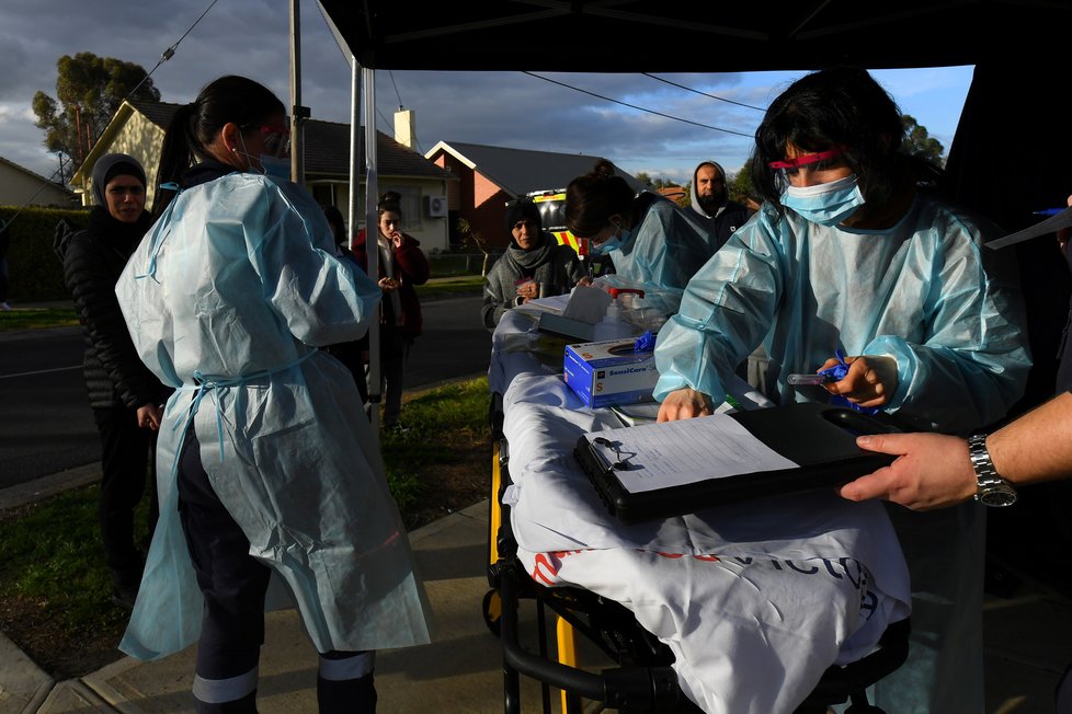 V Melbourne probíhá masivní testování lidí na koronavirus.