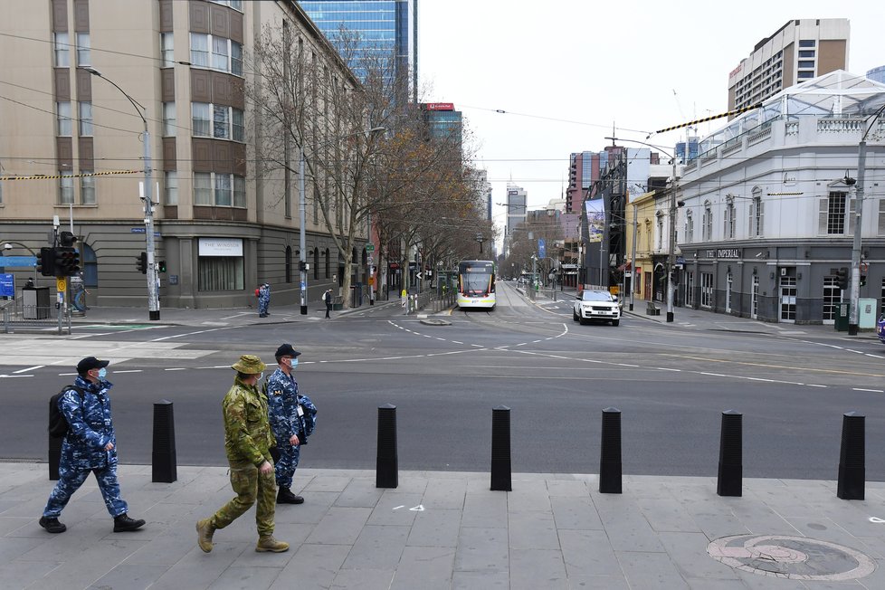 Koronavirus v Austrálii: V Melbourne platí přísná karanténní opatření, na jejichž dodržování dohlíží armáda a policie.