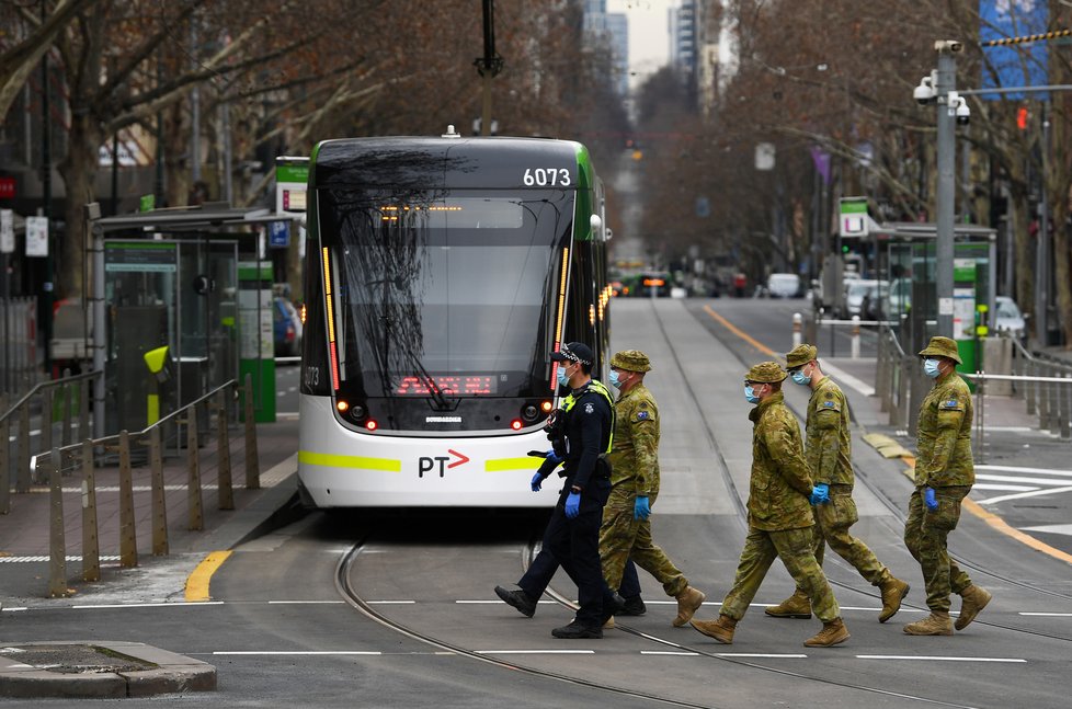 Koronavirus v Austrálii: V Melbourne platí přísná karanténní opatření, na jejichž dodržování dohlíží armáda a policie.