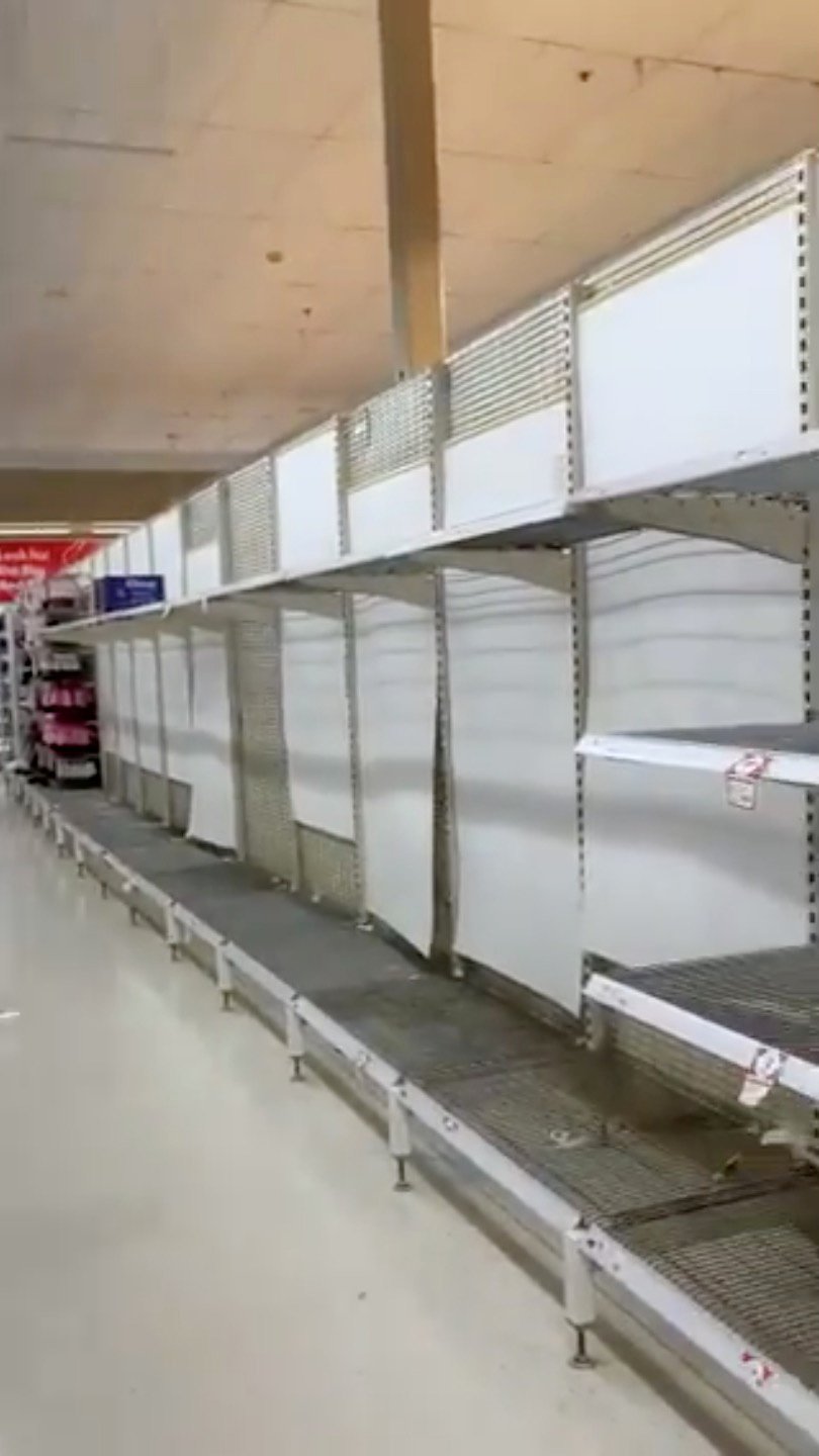 Prázdné regály v supermarketu ve městečku poblíž Sydney (3. 3. 2020)