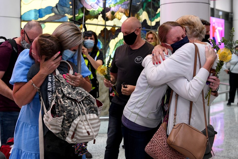 Konec karantény v Sydney umožnil rodinám po dlouhých měsících obejmout své milované