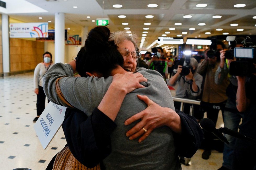 Konec karantény v Sydney umožnil rodinám po dlouhých měsících obejmout své milované.