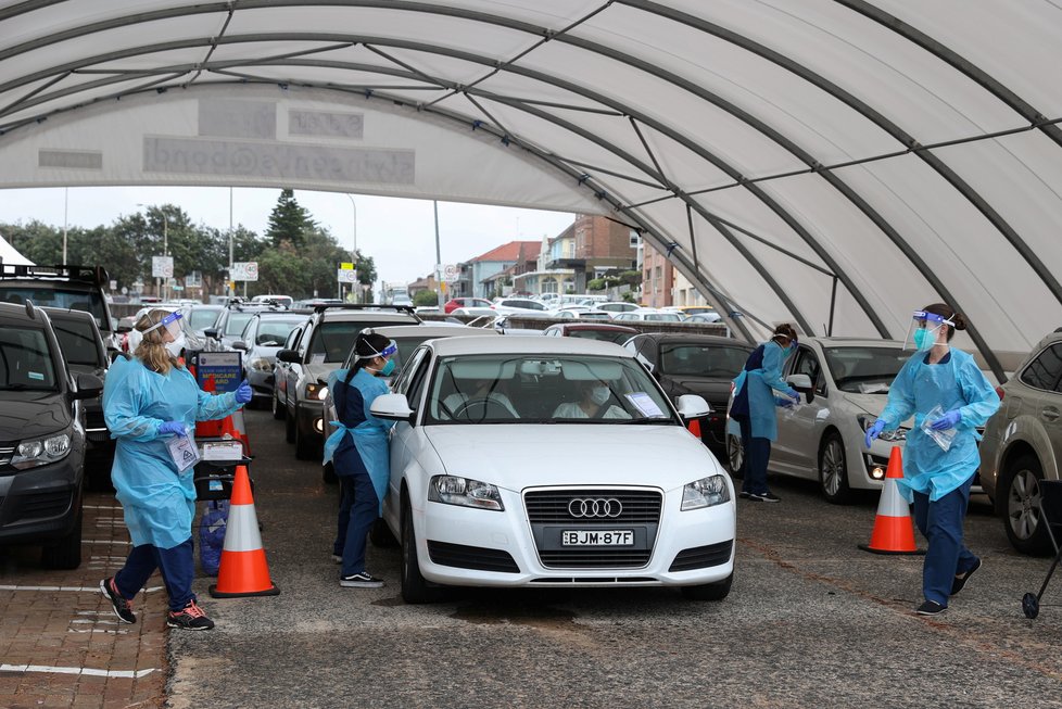 Koronavirus v Austrálii: Drive-in testování v Sydney.