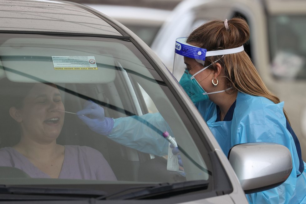 Koronavirus v Austrálii: Drive-in testování v Sydney.