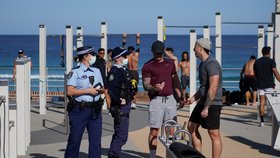 V australském Sydney po omezení volného pohybu v ulicích hlídají vojáci i policie