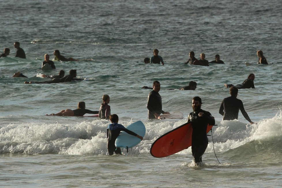 Lidé se vrací na vyhlášenou australskou pláž Bondi (28. 4. 2020)