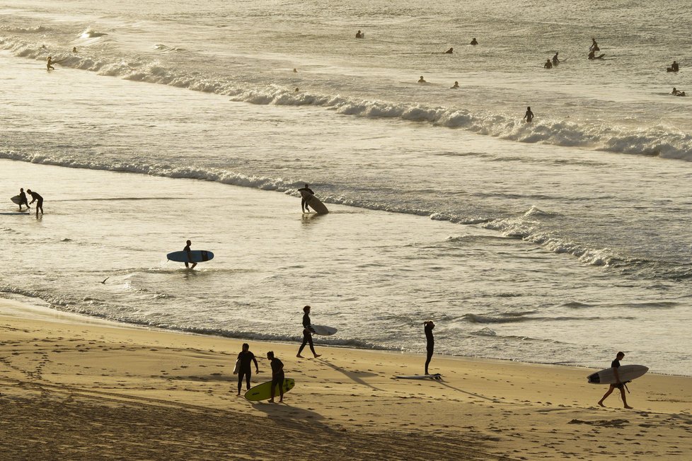 Lidé se vrací na vyhlášenou australskou pláž Bondi (28. 4. 2020)