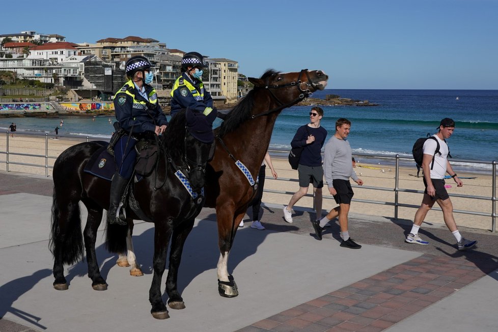 V australském Sydney po omezení volného pohybu v ulicích hlídají vojáci i policie