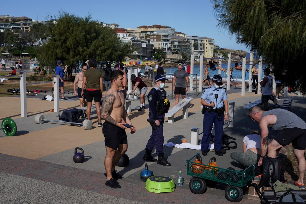 V australském Sydney po omezení volného pohybu v ulicích hlídají vojáci i policie.