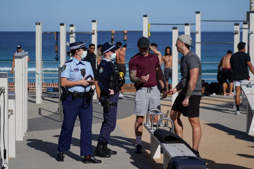 V australském Sydney po omezení volného pohybu v ulicích hlídají vojáci i policie.