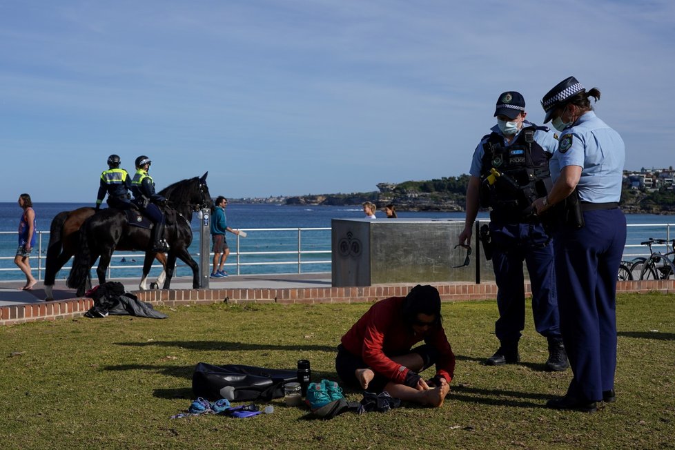 V australském Sydney po omezení volného pohybu v ulicích hlídají vojáci i policie