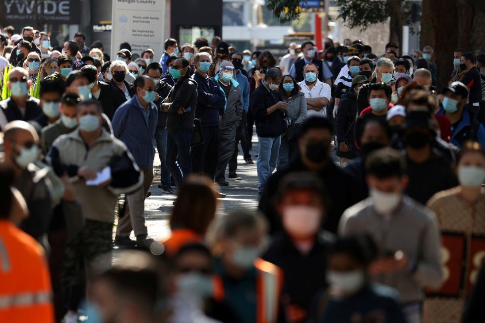 Australané čekají ve frontách na očkování proti koronaviru.