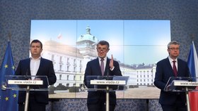 Premiér Andrej Babiš, ministr vnitra Jan Hamáček a ministr dopravy Karel Havlíček na tiskové konferenci o koronaviru (14. 3. 2020)