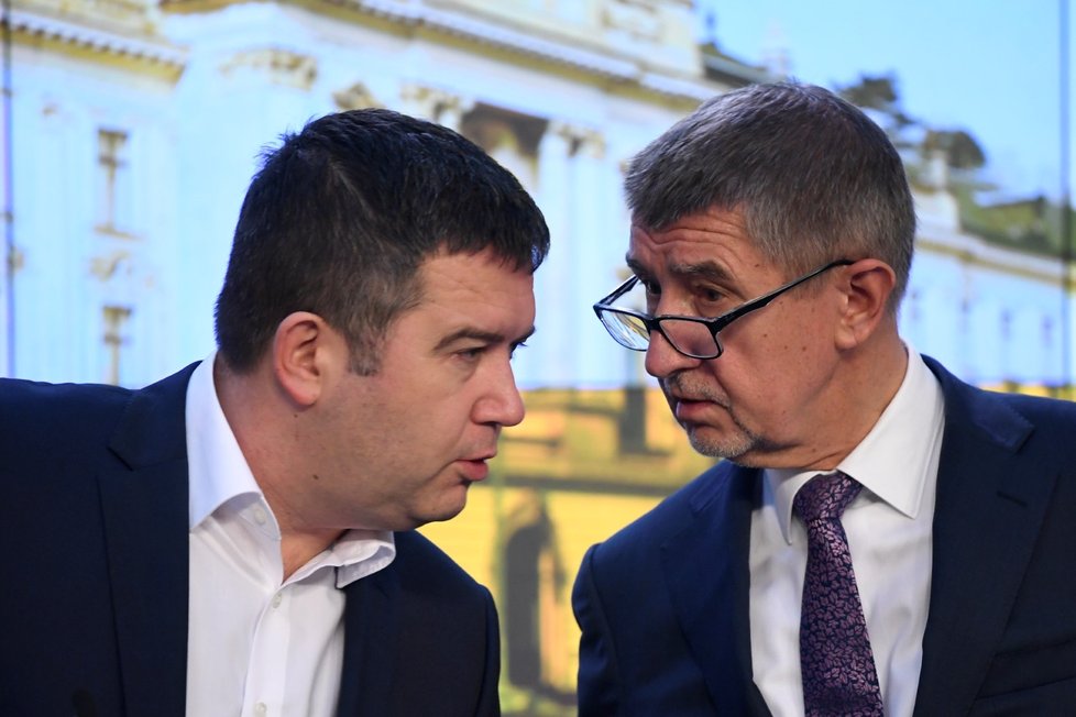 Premiér Andrej Babiš, ministr vnitra Jan Hamáček a ministr dopravy Karel Havlíček na tiskové konferenci o koronaviru (14. 3. 2020)