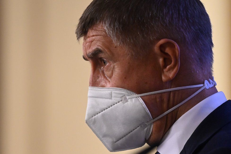 Premiér Andrej Babiš (ANO) s respirátorem na tiskové konferenci po jednání vlády (9. 9. 2020)