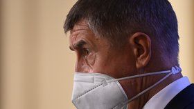 Premiér Andrej Babiš (ANO) s respirátorem na tiskové konferenci po jednání vlády (9. 9. 2020)