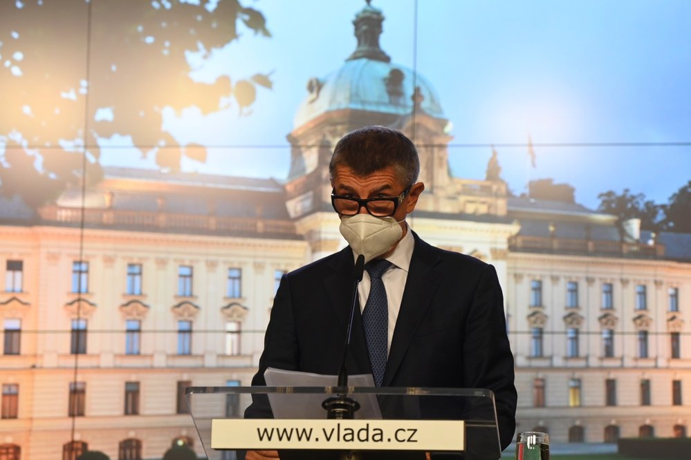 Premiér Andrej Babiš (ANO) s respirátorem na tiskové konferenci po jednání vlády (9. 9. 2020)