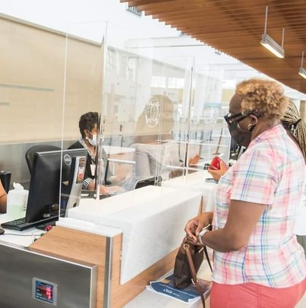 Na bahamském letišti platí řada opatření včetně nošení roušky.