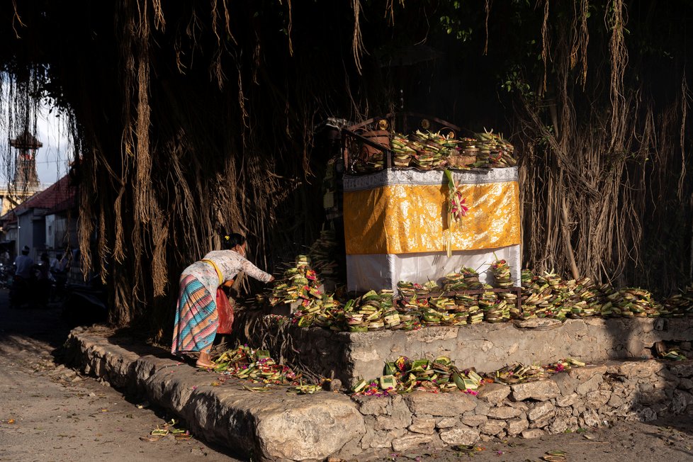 Koronavirus na Bali: Místní živoří, kvůli nedostatku turistů museli začít farmařit a rybařit.