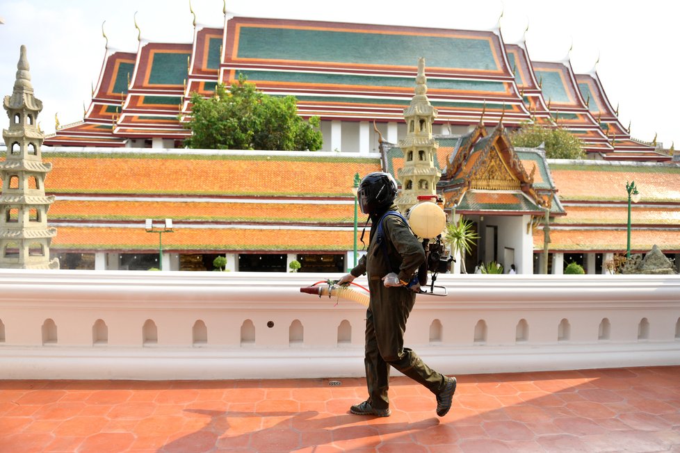 Pandemie koronaviru zasáhla i thajský Bangkok a jeho chrámy