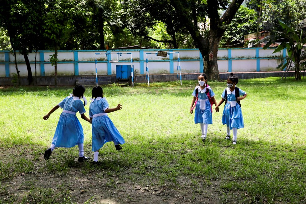 Koronavirus v Bangladéši: Děti ve školách musí nosit roušky (12.9.2021).