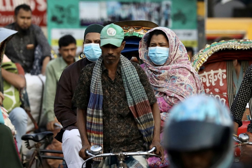 Lidé s rouškami v Bangladéši