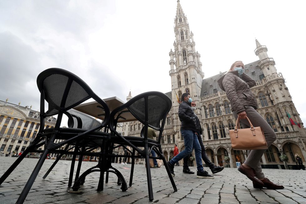 Ve všech obcích bruselského regionu, včetně belgické metropole, se zatím do 8. listopadu zavřou kavárny a bary, zatímco restaurace mohou zůstat otevřené.