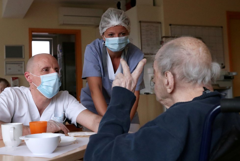 Koronavirus řádí v belgických domovech důchodců, vyžádal si zde řadu obětí (14. 04. 2020).