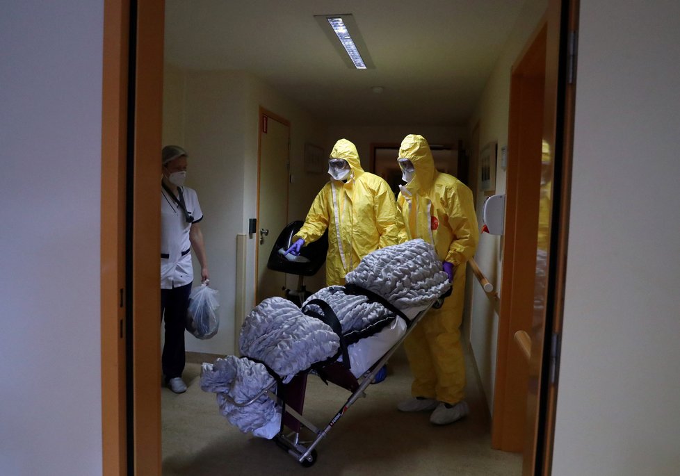 Koronavirus řádí v belgických domovech důchodců, vyžádal si zde řadu obětí. (14.04.2020)
