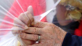 Pracovníci belgického domova důchodců našli bezpečný způsob, jak se jejich rezidenti v době koronaviru mohou sejít s rodinou. (2.7.2020)