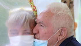 Pracovníci belgického domova důchodců našli bezpečný způsob, jak se jejich rezidenti v době koronaviru mohou sejít s rodinou. (2.7.2020)