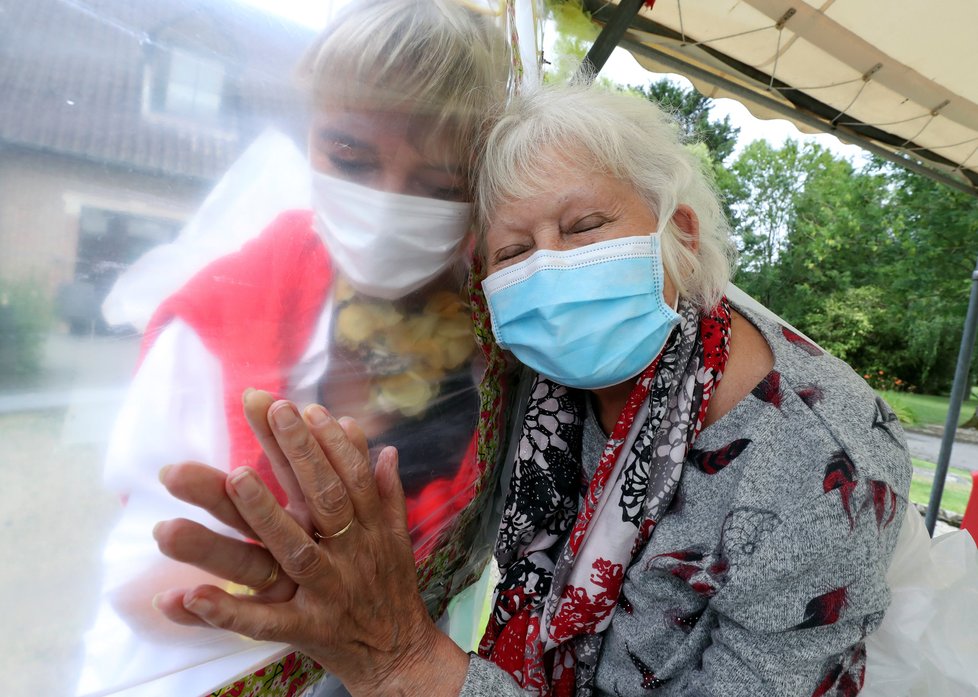 Pracovníci belgického domova důchodců našli bezpečný způsob, jak se jejich rezidenti v době koronaviru mohou sejít s rodinou, (02.07.2020).
