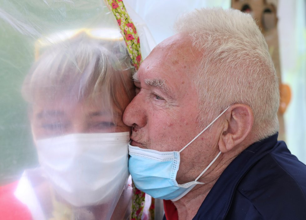 Pracovníci belgického domova důchodců našli bezpečný způsob, jak se jejich rezidenti v době koronaviru mohou sejít s rodinou. (2.07.2020)