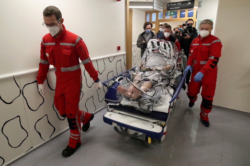 Belgickým nemocnicím, které jsou na hraně kapacit, ulevují zařízení v Německu. Tamní nemocnice přebírají část pacientů ve vážném stavu.