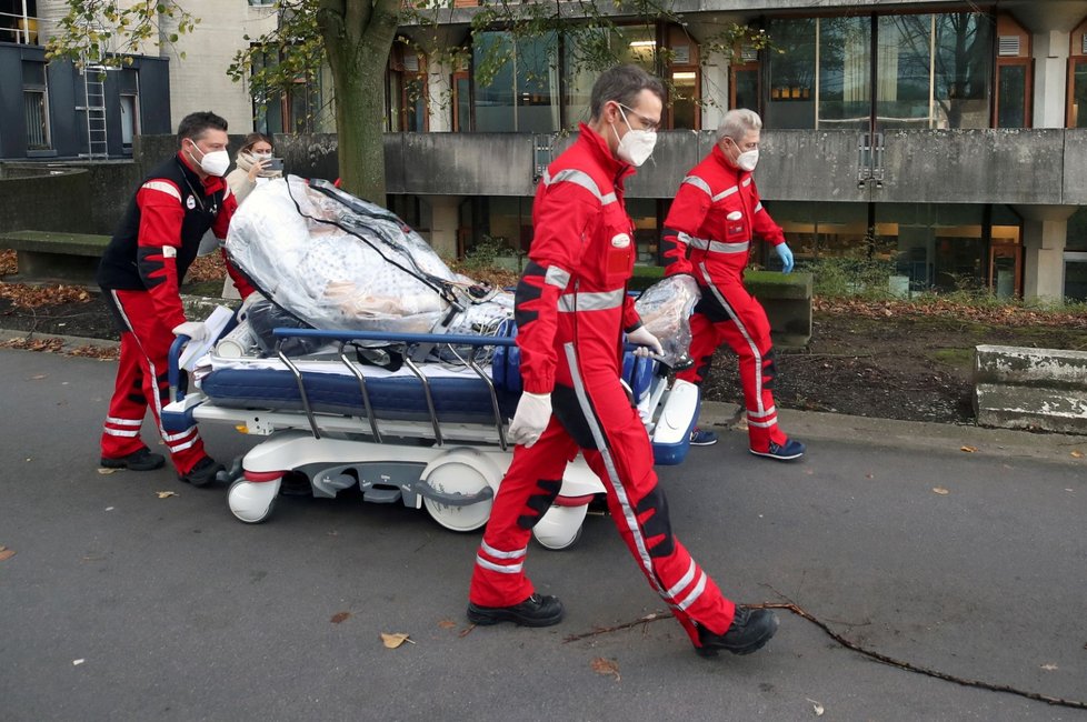 Belgickým nemocnicím, které jsou na hraně kapacit, ulevují zařízení v Německu. Tamní nemocnice přebírají část pacientů ve vážném stavu.