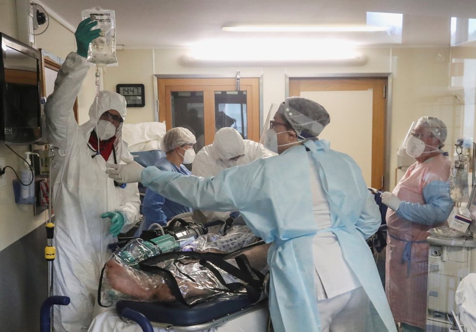 Lékaři v belgické nemocnici připravují transport pacienta ve vážném stavu do Německa. Právě německé nemocnice nabídly zasaženým státům volné kapacity.