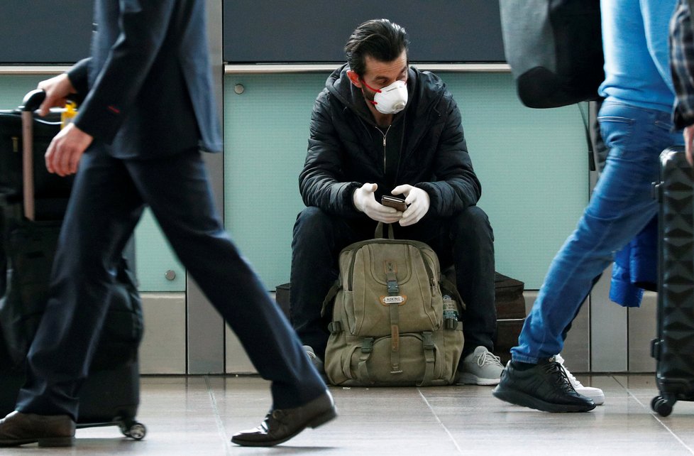 Během pandemie koronaviru platí přísná bezpečnostní a karanténní opatření po celém světě. Snímek z bruselského letiště, (19.03.2020).