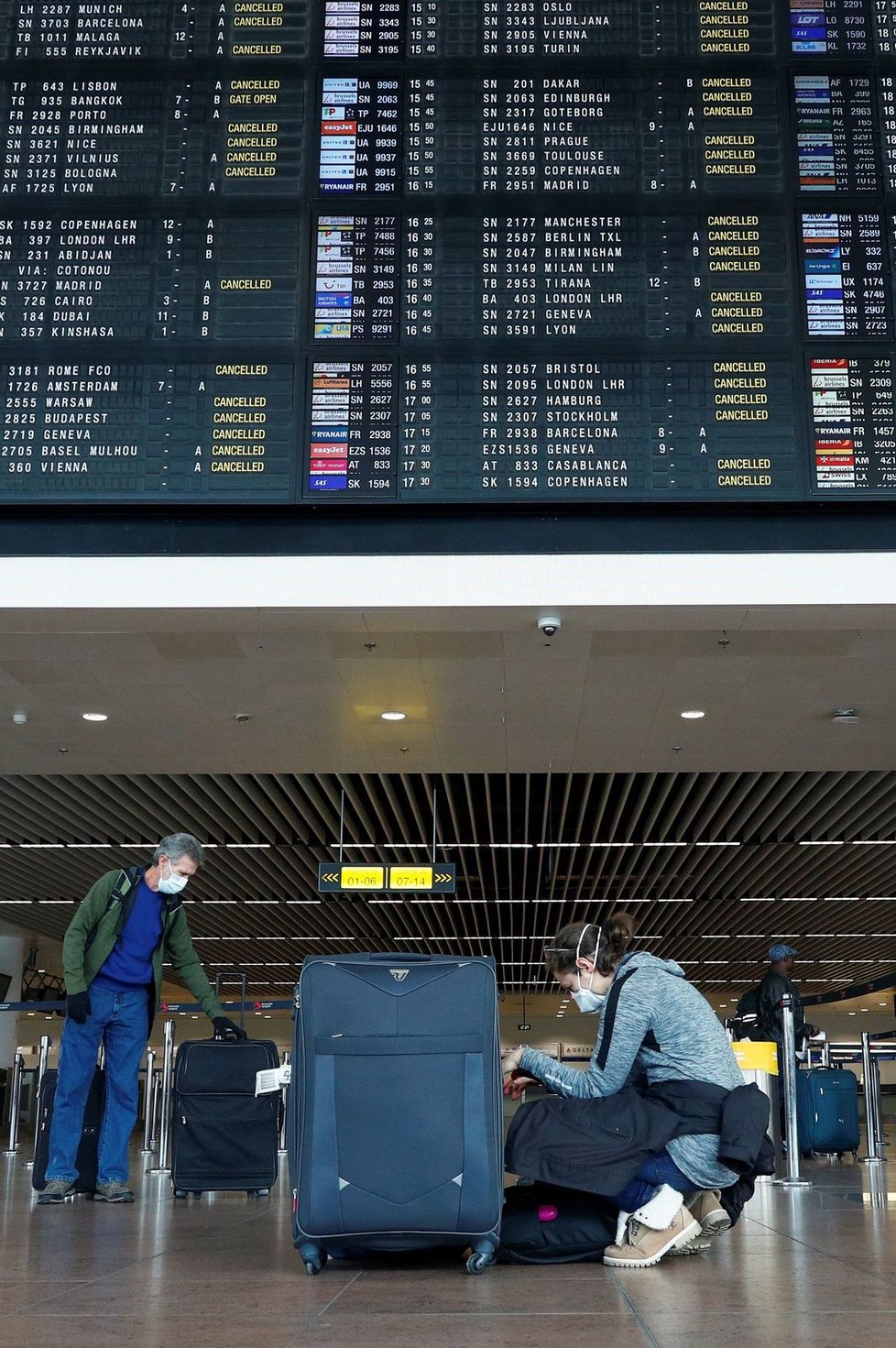 Během pandemie koronaviru platí přísná bezpečnostní a karanténní opatření po celém světě. Snímek z bruselského letiště, (19.03.2020).