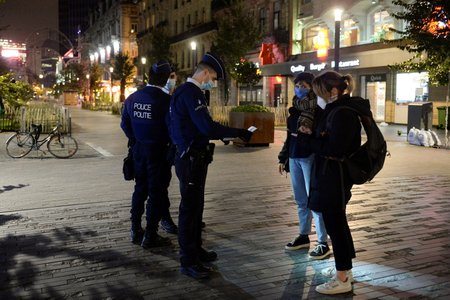 Koronavirus v Belgii: Bruselští policisté kontrolují dodržování nočního zákazu vycházení.