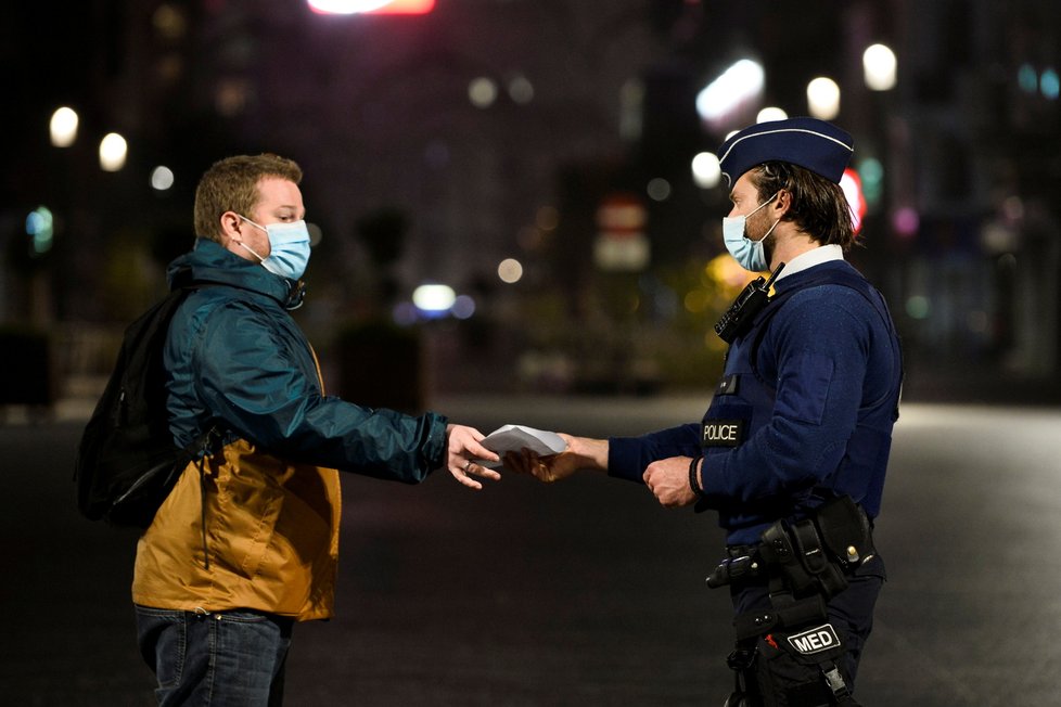 Koronavirus v Belgii: Bruselští policisté kontrolují dodržování nočního zákazu vycházení.