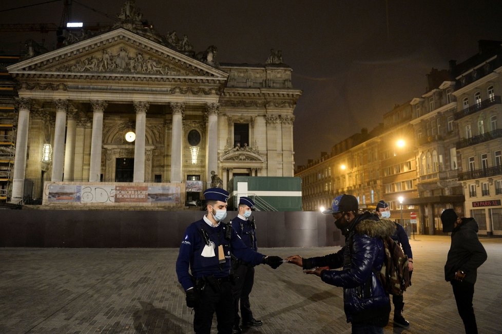 Koronavirus v Belgii: Bruselští policisté kontrolují dodržování nočního zákazu vycházení.