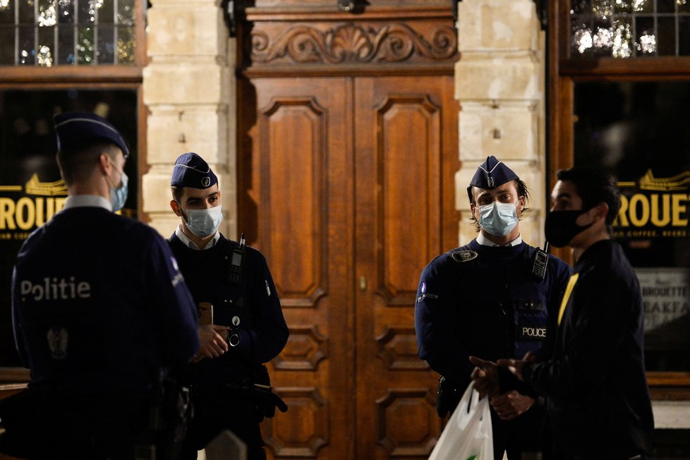 Koronavirus v Belgii: Bruselští policisté kontrolují dodržování nočního zákazu vycházení.