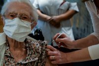 Registrace na očkování: Seniorům v Ostravě pomohou strážníci a úředníci