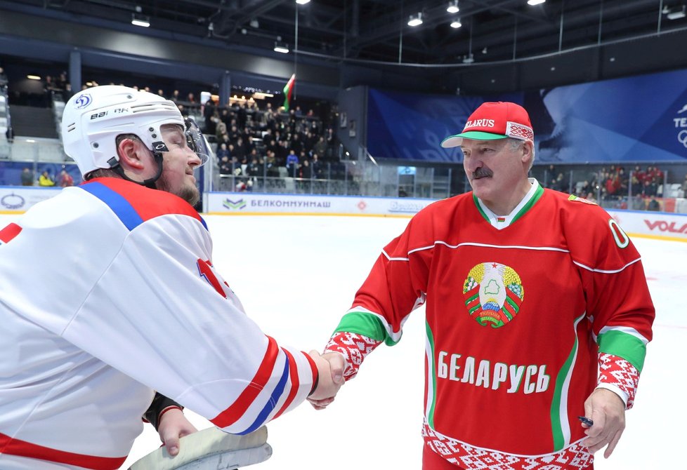 Prezident Alexandr Lukašenko si zašel zahrát hokej.
