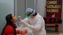 Během pandemie koronaviru platí přísná bezpečnostní a karanténní opatření po celém světě. Screening osob na letišti v Minsku, (19.03.2020).